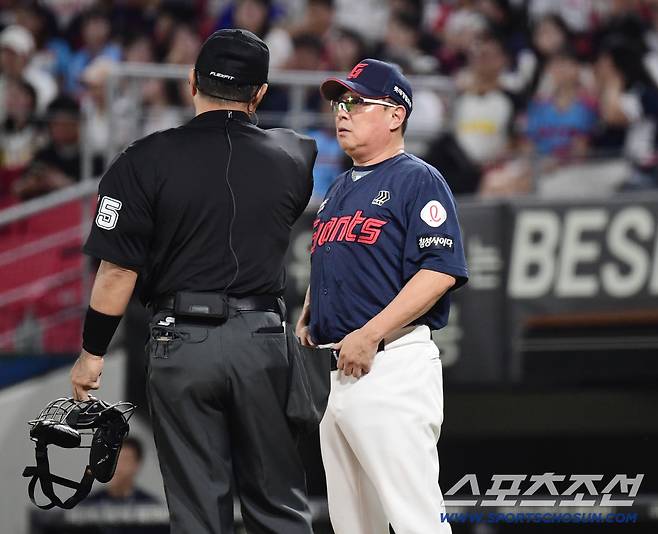 11일 광주 기아챔피언스필드에서 열린 KIA와 롯데의 경기. 8회말 2사 1루. 롯데 김원중에게 보크가 선언되자 심판 판정에 잠시 어필하고 있는 롯데 김태형 감독. 광주=송정헌 기자songs@sportschosun.com/2025.09.11/