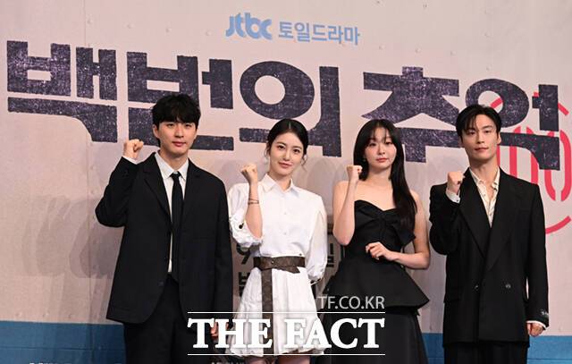 김상호 감독, 배우 신예은 김다미 허남준(왼쪽부터)이 11일 오후 2시 서울 구로구 더 링크 서울 호텔에서 열린 JTBC 새 토일드라마 '백번의 추억' 제작발표회에 참석해 다양한 이야기를 나눴다. /이새롬 기자