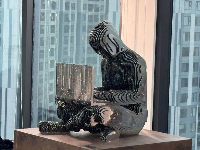 베트남 하노이에 설치된 암호화폐 비트코인을 만든 미스터리한 창시자 사토시 나카모토를 기리는 동상의 측면모습. 베트남뉴스·VBA