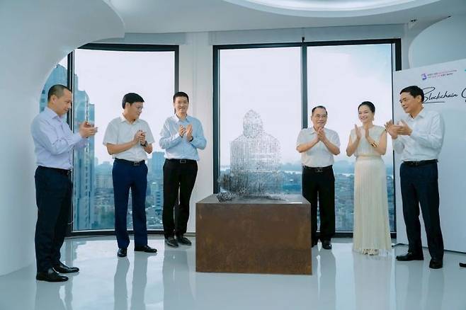 베트남 하노이에 설치된 암호화폐 비트코인을 만든 미스터리한 창시자 사토시 나카모토를 기리는 동상 제막식 모습. 베트남뉴스·VBA