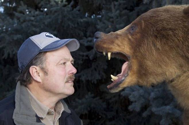 브리검 영 대학교 야생동물학과 톰 스미스 교수는 곰을 만났을 때 총보다 스프레이가 낫다고 말한다. 브리검영대