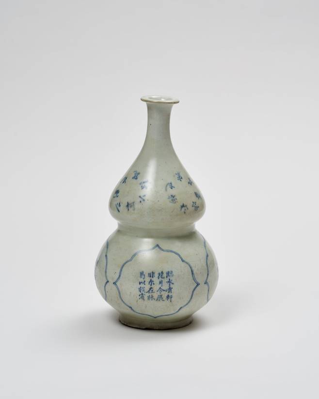 18~19세기 초 백자 '표형문자입주병'. 33×18×18cm. 몸체에 푸른 글씨로 술의 정취와 절제의 미덕을 노래하는 한시가 적혀있다. /학고재