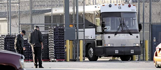 한국인은 언제쯤… 구금시설 빠져나오는 버스 - 미국 조지아주 현대차·LG에너지솔루션 배터리 공장 건설 현장에서 미 이민 당국에 체포된 한국 근로자 300여 명이 수감된 포크스턴 수감 시설에서 버스가 나오고 있다. 근로자들은 애초 10일(현지 시각) 전세기편으로 한국으로 돌아올 예정이었나 석방이 지연됐다. /연합뉴스