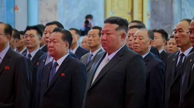 조선중앙TV가 10일 방송한 북한정권수립 기념일(9·9절) 77주년 국기게양식 영상. 맨 앞줄 김정은 국무위원장과 김정은 뒤 쪽 김영철 당 10국 고문 모습이 보인다. 리선권은 영상에서 식별되지 않았다. /조선중앙TV 캡처