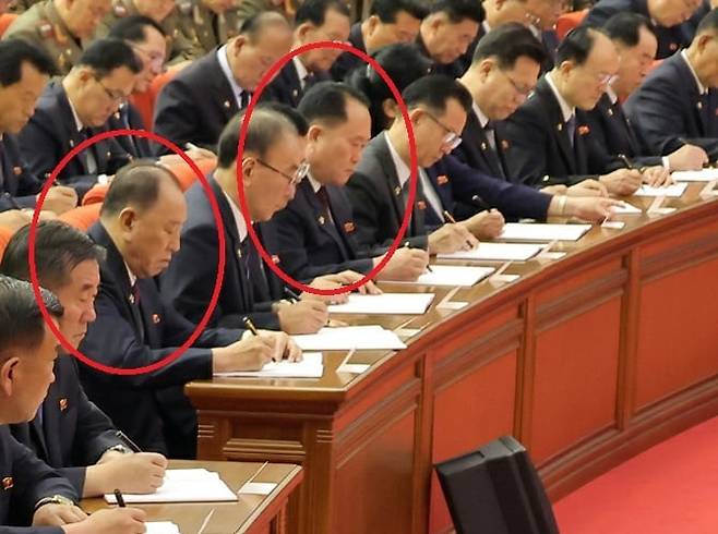 지난 6월 열린 노동당 중앙위원회 제8기 제12차 전원회의 확대회의에 참석한 김영철 당 10국 고문(왼쪽 원)과 리선권(오른쪽 원) 당 10국 국장. /뉴스1, 노동신문