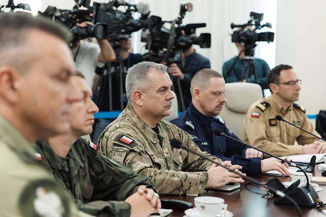 10일 러시아 드론이 폴란드 영공을 침범한 후 바르샤바에서 폴란드 총리 도날드 투스크가 주최한 긴급 회의에 참석한 폴란드군 참모총장 비에슬라프 쿠쿨라 장군(가운데). /연합뉴스