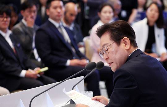 이재명 대통령이 11일 청와대 영빈관에서 열린 취임 100일 기자회견 '회복을 위한 100일, 미래를 위한 성장'에서 자료를 보고 있다. 연합뉴스.