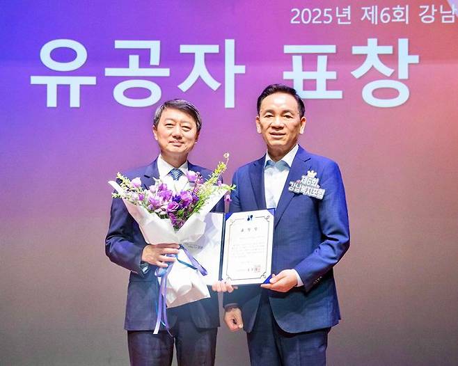 11일 서울 강남구 역삼문화센터에서 진행한 ‘제6회 강남복지포럼’에서 (왼쪽부터) 장호진 현대지에프홀딩스 사장, 조성명 강남구청장이 표창 수여식을 마치고 기념사진을 촬영하고 있다.ⓒ현대백화점그룹