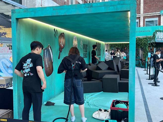 11일 방문한 서울 성동구 '펍지 성수' 팝업스토어 현장. 한 관람객이 번지런을 활용한 'RUN TO SURVIVE' 프로그램 체험을 위해 안전 장비를 착용하고 있다. ⓒ데일리안 이주은 기자