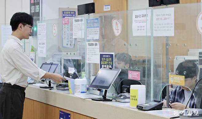 대전 서구 둔산1동주민센터에서 한 시민이 전입신고 서류를 제출하고 있다. 김태영 기자 live@donga.com