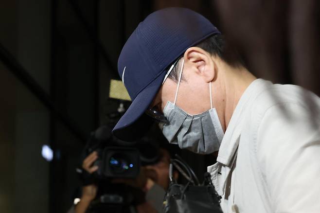 삼부토건 주가조작 의혹 사건의 ‘키맨’ 이기훈씨가 목포에서 체포돼 11일 서울 종로구 김건희 특검팀으로 호송되어 오고 있다. 2025.09.11. 뉴시스