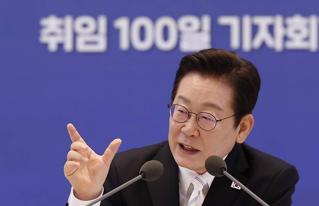 이재명 대통령이 11일 청와대 영빈관에서 열린 취임 100일 기자회견 ‘회복을 위한 100일, 미래를 위한 성장’에서 질문에 답변하고 있다. 2025.09.11 송은석 기자 silverstone@donga.com