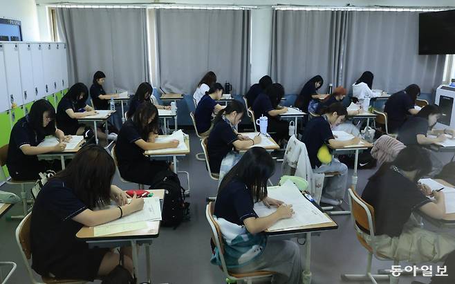 2025년 전국연합학력평가가 실시된 3일 광주 광산구 정광고등학교에서 고3 수험생들이 시험을 치루고 있다. 광주=박영철 기자 skyblue@donga.com