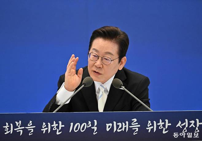 이재명 대통령이 취임 100일째가 되는 11일 오전 서울 청와대 영빈관에서 ‘회복을 위한 100일, 미래를 위한 성장‘ 기자회견을 하고 있다. 대통령실사진기자단 2025.09.11 송은석 기자 silverstone@donga.com