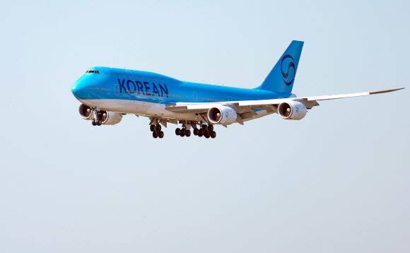 미국 조지아주 현대차그룹-엘지(LG)에너지솔루션 배터리 합작 공장 건설 현장에서 구금된 한국인을 태울 대한항공 전세기가 10일(현지시각) 하츠필드-잭슨 애틀랜타 국제공항에 착륙하고 있다. 연합뉴스