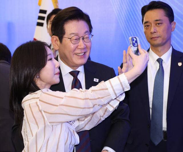 이재명 대통령이 10일 서울 마포구 프론트원에서 열린 국민성장펀드 보고대회가 끝난 뒤 참석자 요청에 함께 사진을 찍고 있다. 연합뉴스