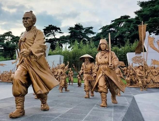 전봉준 장군과 동학농민군을 표현한 전북 정읍시 덕천면 동학농민혁명기념공원 안에 있는 ‘불멸-바람길’ 작품.영호도회소기념사업회 제공