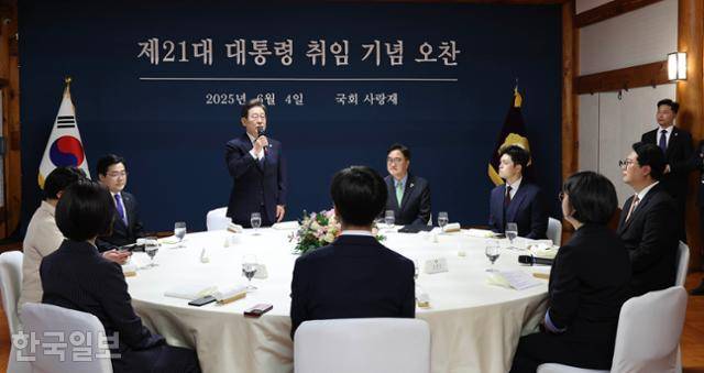 이재명 대통령이 취임 첫 날인 6월 4일 국회 사랑재에서 국회의장과 정당대표와의 오찬에 참석해 인사말을 하고 있다. (이 대통령 오른쪽 시계방향으로) 우원식 국회의장, 김용태 국민의힘 비상대책위원장, 천하람 개혁신당 당 대표 권한대행, 용혜인 기본소득당 대표, 한창민 사회민주당 대표, 김재연 진보당 상임대표, 김선민 조국혁신당 당 대표 권한대행, 박찬대 더불어민주당 원내대표 겸 당대표 직무대행이 이 대통령과 같은 테이블에 착석했다. 고영권 기자