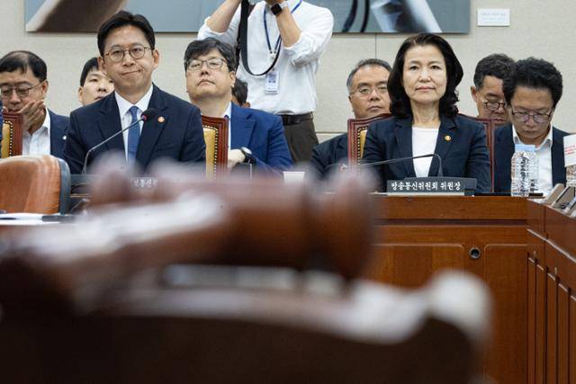 배경훈(왼쪽) 과학기술정보통신부 장관이 11일 서울 여의도 국회에서 열린 제429회 국회 과학기술정보방송통신위원회 제3차 전체회의에 출석해 있다. 뉴스1