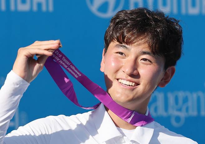 <yonhap photo-4591=""> 미소 보이는 김제덕 (광주=연합뉴스) 김성민 기자 = 11일 광주 동구 국립아시아문화전당 5·18민주광장에서 열린 2025 세계양궁선수권대회 리커브 남자 개인 시상식에서 김제덕이 동메달을 들어올리며 웃고 있다. 2025.9.11 ksm7976@yna.co.kr/2025-09-11 16:56:06/ <저작권자 ⓒ 1980-2025 ㈜연합뉴스. 무단 전재 재배포 금지, AI 학습 및 활용 금지></yonhap>