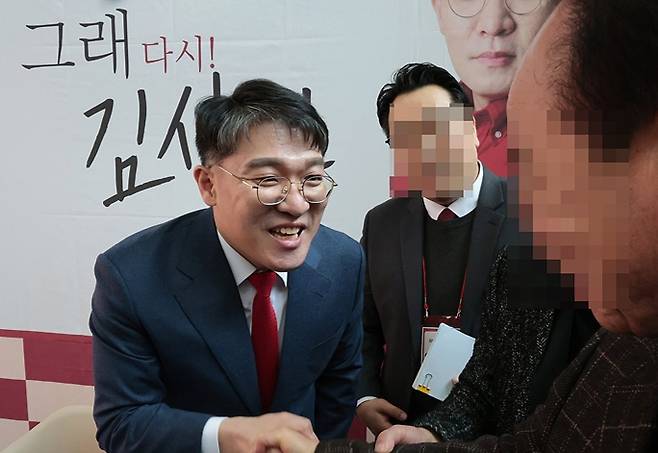 명절 때 총선 출마를 시사하는 문자를 고향 사람들에게 보내는 등 논란이 된 김상민 대전고검 검사(사법연수원 35기)가 2024년 1월 6일 오후 경남 창원시 의창구 창원대학교 종합교육관에서 출판기념회를 열고 참석자에게 인사하고 있다. 2024.1.6 [사진=연합뉴스]