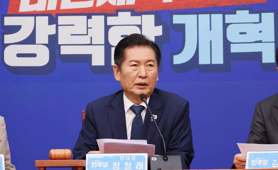 정청래 더불어민주당 대표(가운데)가 10일 국회에서 열린 최고위원회의에서 발언하고 있다. 임현동 기자