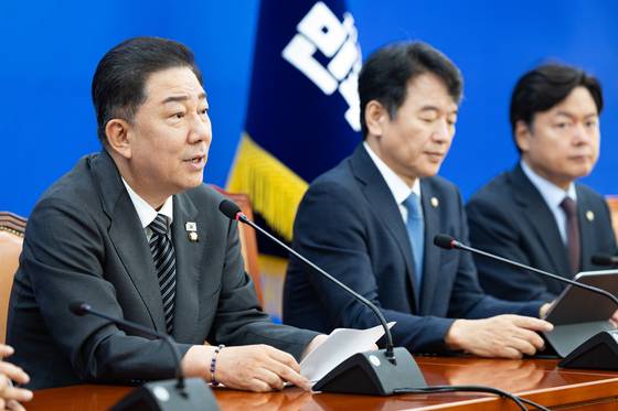 김병기 더불어민주당 원내대표가 2일 서울 여의도 국회에서 열린 정기국회 기자간담회에서 "내란특별재판부가 필요하다"는 언급을 하고 있다. 뉴스1