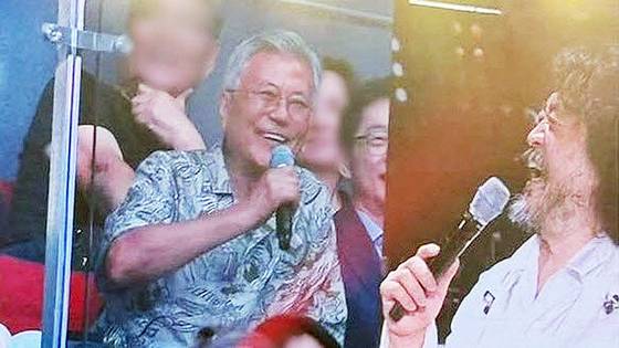 7월 29일 인천 영종도 인스파이어 아레나에서 열린 ‘더파워풀’ 토크콘서트에 참석한 문재인 전 대통령이 진보 성향 방송인 김어준씨와 대화를 나누고 있다. 사진 X 캡처