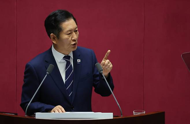 정청래 더불어민주당 대표가 9일 국회 본회의장에서 열린 교섭단체 대표연설에서 국민의힘 의원들을 바라보고 발언하고 있다. 임현동 기자