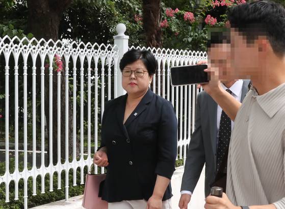 이태원 참사 유가족과 화물연대 조합원을 비하하는 글을 올린 혐의(모욕)로 기소된 김미나 창원시의원이 지난 2023년 8월31일 오전 경남 창원시 마산합포구 창원지법 마산지원에서 열린 공판을 마치고 걸어가고 있다. 연합뉴스