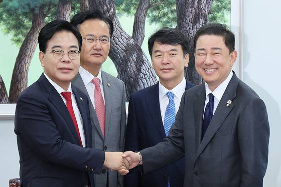 김병기 더불어민주당 원내대표와 송언석 국민의힘 원내대표가 지난 10일 오후 서울 여의도 국회에서 원내대표 회동을 하고 있다. 왼쪽부터 송 원내대표, 유상범 국민의힘 원내수석부대표, 문진석 민주당 원내수석부대표, 김 원내대표. 뉴스1