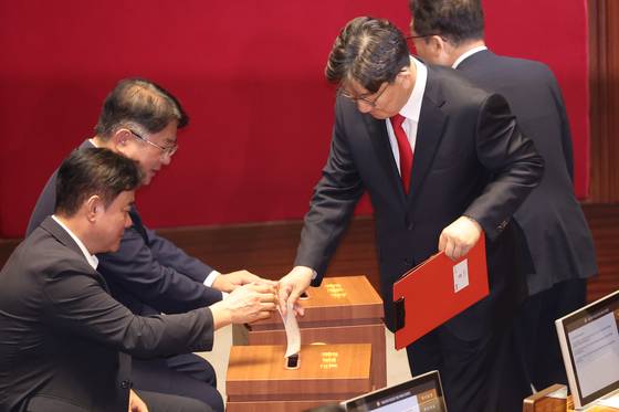 불법 정치자금 수수 혐의를 받는 국민의힘 권성동 의원이 11일 국회 본회의에서 자신의 체포동의안에 대해 투표하고 있다. 연합뉴스