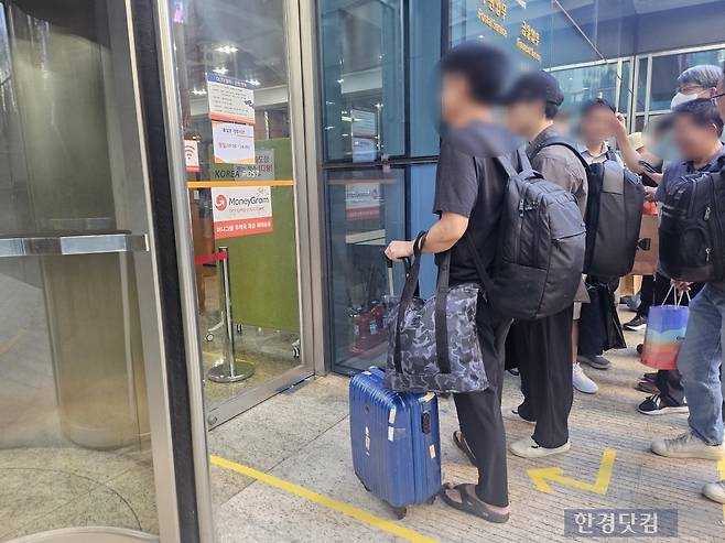 서울 중앙우체국 앞 길게늘어선 줄/사진=유지희 기자