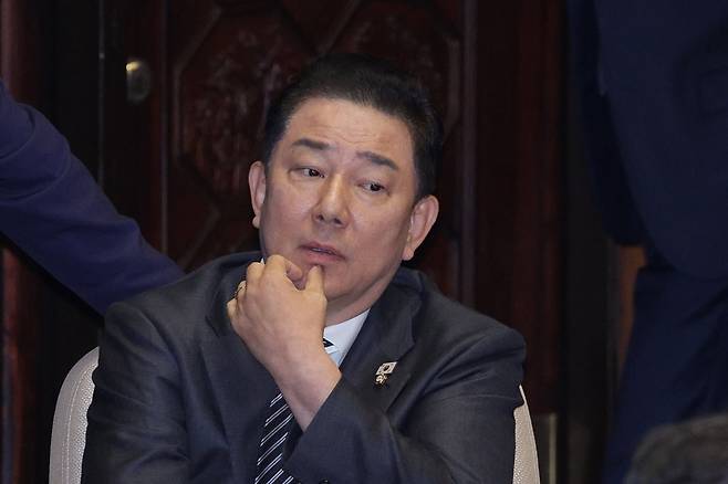 김병기 더불어민주당 원내대표가 11일 오후 서울 여의도 국회에서 열린 제429회국회(정기회) 제4차 본회의에서 의원들과 대화하고 있다. / 사진=뉴스1