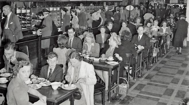 19세기 후반부터 20세기 초까지 영국 런던 전역에서 200곳 이상의 티룸을 운영한 라이언스 카페. /영국박물관