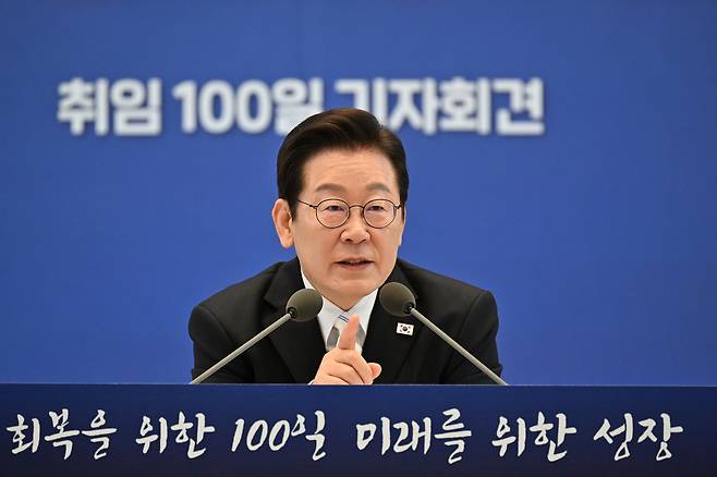 이재명 대통령이 취임 100일째가 되는 11일 청와대 영빈관에서 ‘회복을 위한 100일, 미래를 위한 성장’ 기자회견을 하고 있다. 김창길 기자