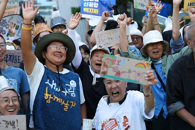 법원이 새만금신공항 기본계획을 취소해야 한다고 판결한 11일 새만금신공항백지화공동행동 회원들이 판결 소식에 기뻐하고 있다. 성동훈 기자