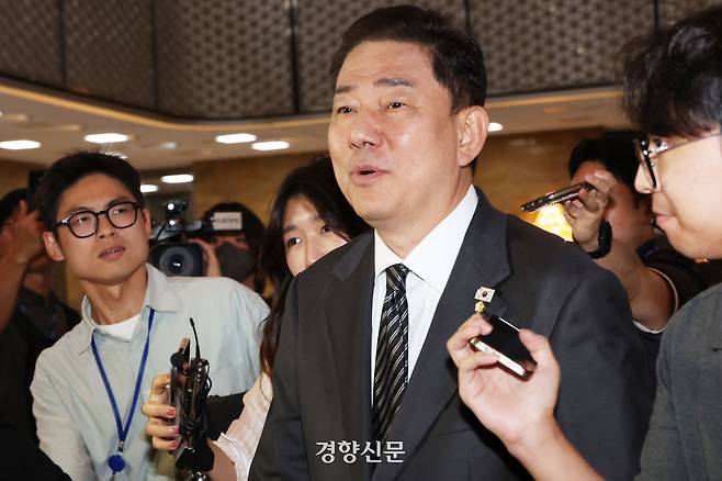 김병기 더불어민주당 원내대표가 11일 국회 본회의에 참석하기 위해 이동하고 있다.  한수빈 기자