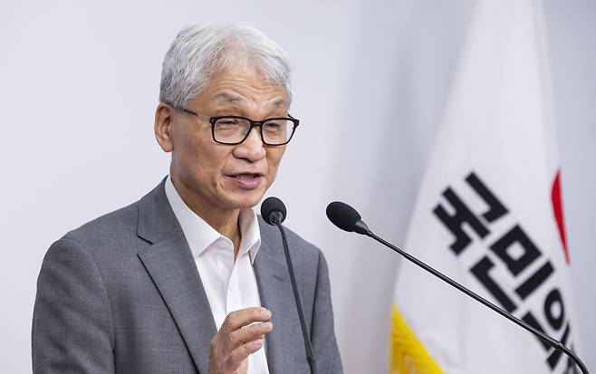 여상원 국민의힘 중앙윤리위원회 위원장이 11일 서울 여의도 중앙당사에서 열린 윤리위원회 직후 기자회견에서 21대 대선후보 교체 시도로 회부된 권영세·이양수 의원을 징계하지 않기로 한 결정을 발표하고 있다. 연합뉴스