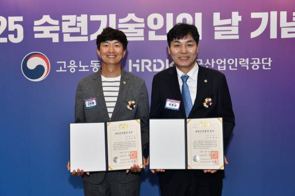 올해 판금제관 직종 ‘대한민국 명장’으로 선정된 고민철(왼쪽) HD현대중공업 기사가 지난 9일 서울 여의도 페어몬트 앰버서더 호텔에서 열린 ‘2025년 숙련기술인의 날 기념식’에 참석해 함께 명장이 된 유동성 HD현대삼호 기원과 기념 촬영을 하고 있다. HD현대 제공