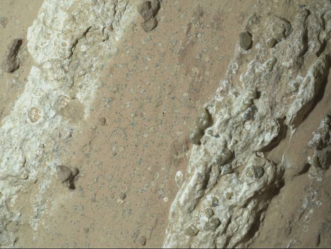 화성 암석 ‘사파이어 캐니언’을 채취한 바위 표면 모습. NASA 제공