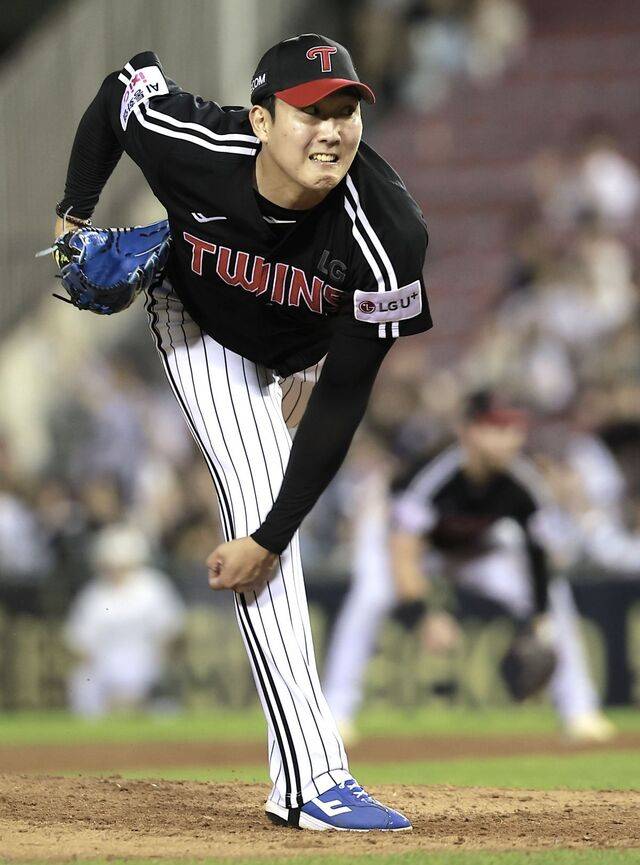 LG 트윈스 선발 손주영이 10일 서울 송파구 잠실야구장에서 열린 2025 KBO리그 두산 베어스와의 경기에서 역투하고 있다. 뉴시스