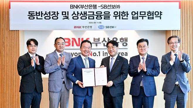BNK부산은행은 11일 본점 대회의실에서 SB선보㈜와 ‘동반성장 및 상생금융 업무협약’을 체결했다. 사진은 오른쪽 세 번째부터 방성빈 BNK부산은행장, 최금식 SB선보 회장. /BNK부산은행 제공