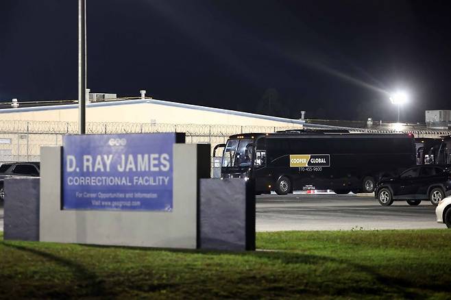 미국 이민당국에 의해 구금된 현대차-LG엔솔 배터리공장 건설 현장 직원들이 탑승할 버스가 11일(현지시간) 미국 조지아주 포크스턴의 이민세관단속국(ICE) 구금시설에 주차돼 있다. 연합뉴스