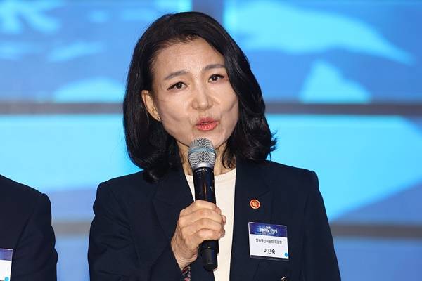 ▲이진숙 방통위원장이 지난 3일 서울 영등포구 페어몬트 앰배서더 서울에서 열린 제62회 방송의 날 기념식에 참석해 건배사를 하고 있다. ⓒ연합뉴스