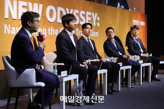 10일 서울 중구 신라호텔·장충아레나에서 열린 제26회 세계지식포럼 ‘코리아컨퍼런스, 세계로 향하는 K스타트업’ 세션에서 전동근 퀀텀에어로 대표가 발표하고 있다. 이충우 기자