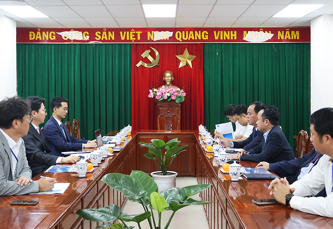 대한전선과 동나이성 관계자가 투자 관련 논의를 하고 있다. <대한전선>