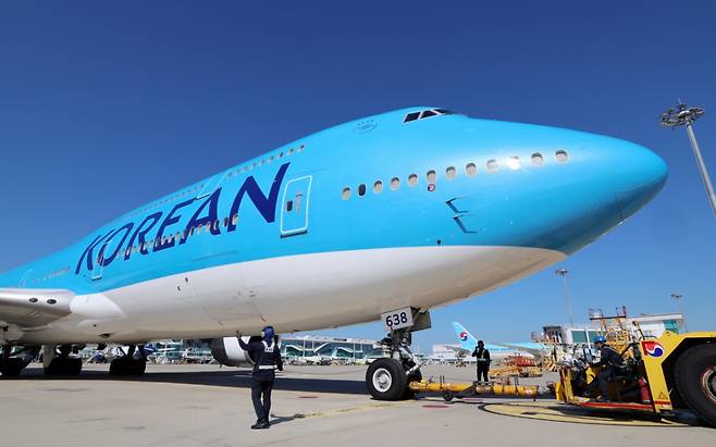 미국 조지아주 현대차그룹-LG에너지솔루션 배터리 합작 공장 건설 현장에서 체포·구금된 우리 국민 300여명을 태울 대한항공 B747-8i 전세기가 10일 오전 인천국제공항에서 이륙을 준비하고 있다. 체포·구금된 한국인 300여명은 현지시간으로 10일 오후 2시 30분(한국시간 11일 오전 3시 30분) 전후 현지에서 출발해 한국시간 11일 오후 6시20분께 인천공항에 도착할 예정이다./사진=뉴시스