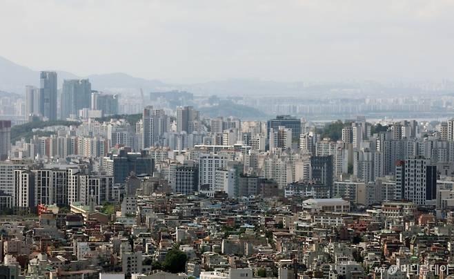 [서울=뉴시스] 배훈식 기자 = 정부의 6·27대책 시행 이후 서울 아파트값 상승 둔화가 계속된 29일 오후 서울 중구 남산에서 바라본 도심 아파트 모습. 한국부동산원이 발표한 8월 넷째 주 주간 아파트 가격 동향에 따르면 서울 아파트 매매가격 상승률은 0.08%로 16주 만에 최저치를 기록했다. 2025.08.29. dahora83@newsis.com /사진=배훈식