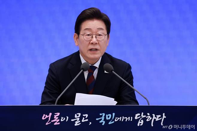 [서울=뉴시스] 고범준 기자 = 이재명 대통령이 3일 청와대 영빈관에서 열린 '대통령의 30일, 언론이 묻고 국민에게 답하다' 기자회견에서 출입기자들 질문에 답변하고 있다. 2025.07.03. bjko@newsis.com /사진=고범준